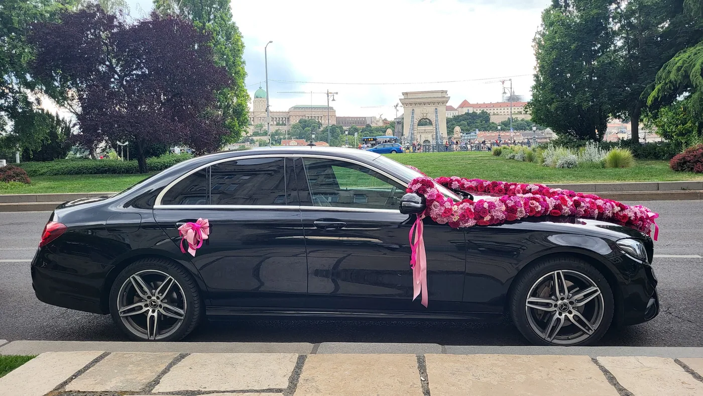 Virágokkal díszített Mercedes esküvői autó Budapesten