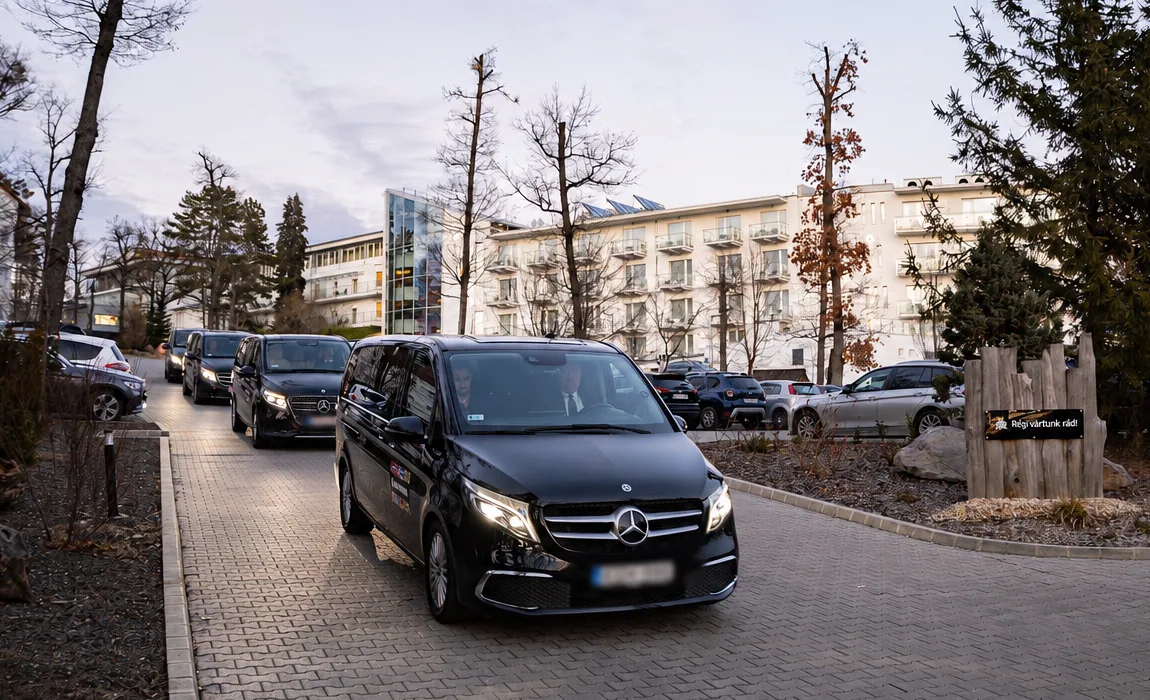 Három Mercedes mikrobusz egy szálloda előtt
