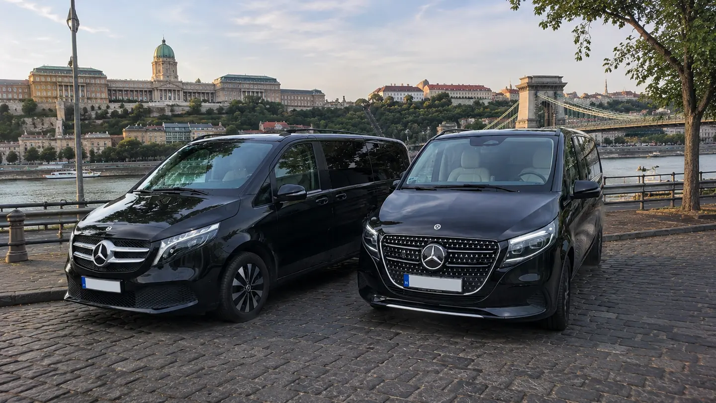 Mercedes mikrobuszok Budapesten, a Lánchíd és a Budai Vár előtt